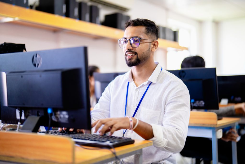 KIU computer science students working in the lab — best IT degrees in Sri Lanka